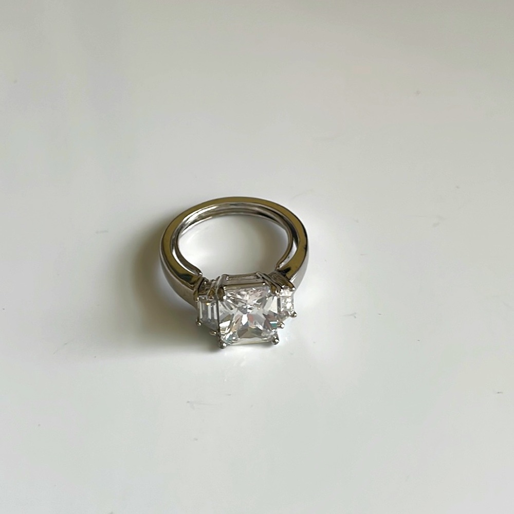 Vintage Faux diamond ring with center stone and 2 side stones on silver toned